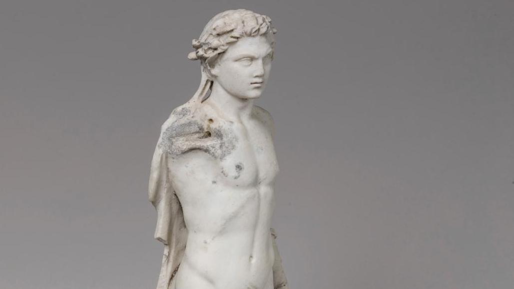 Jeune faune en marbre veiné, XIXe siècle, 104 x 28 x 16 cm. Adjugé : 145 230 € Un faune des plus mystérieux
