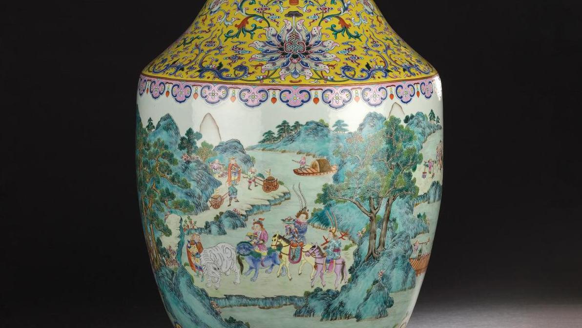 Chine, dynastie Qing, époque Jiaqing (1796-1820). Vase impérial en porcelaine de... Vase Jiaqing et Greuze : les trésors d’un château 
