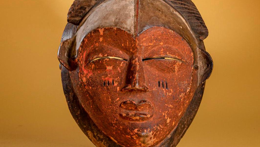 Balumbu mask (Gabon) white, red and ochre wood, headdress in the shape of a rooster,... The Andrault Collection: A Passion for Africa