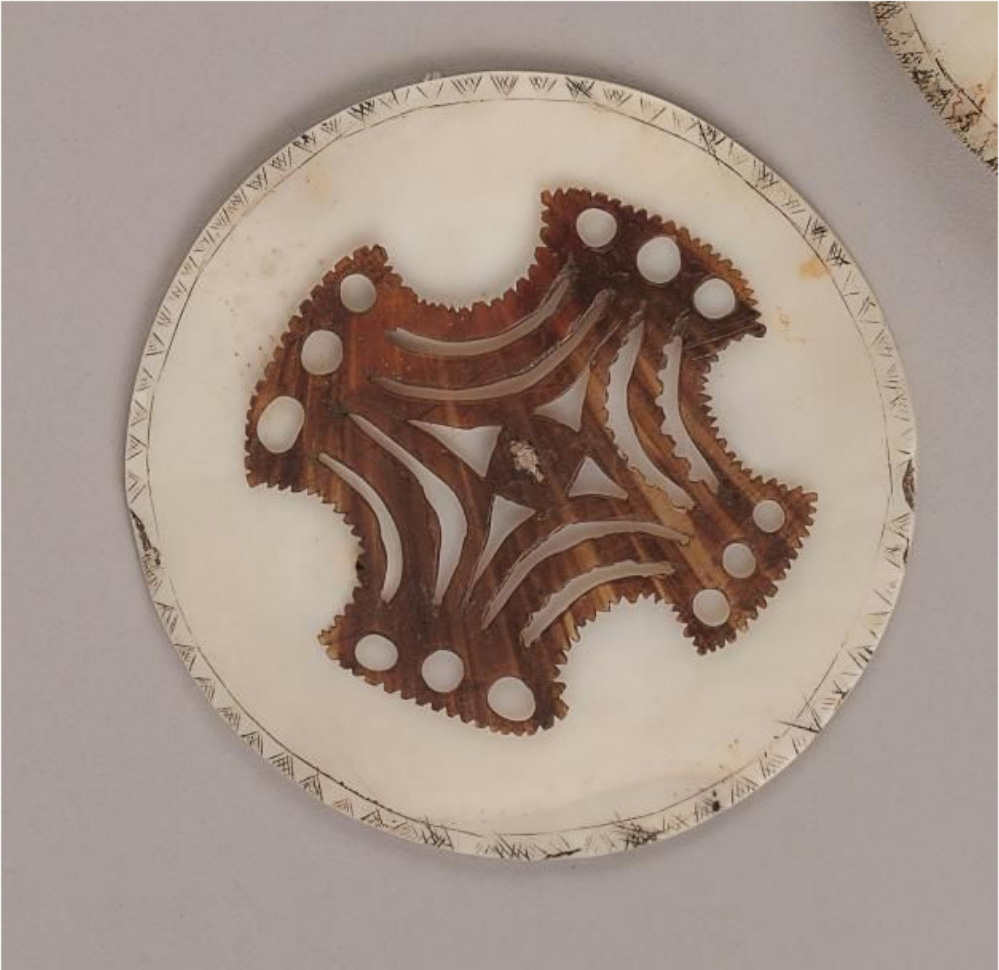 €6,500 Admiralty Islands, Oceania, Kapkap pendant, clam shell and tortoiseshell, diam. 11.5 cm/4.5 in.Paris, Drouot, June 23, 2017. Ève Au