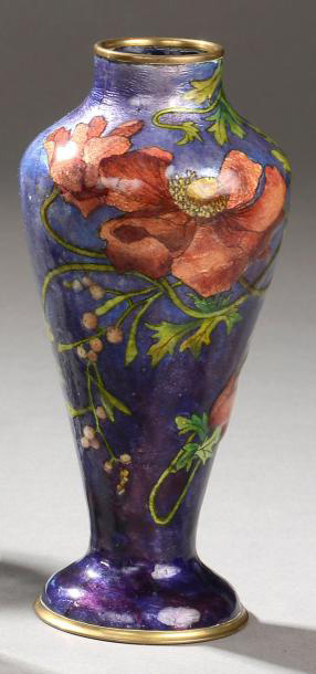 650 € Paul Bonnaud (1873-1935), Limoges, vase balustre en émail à décor de pavots sur fond bleu nuit, h. 15,5 cm. Drouot, 8 décembre 2014.