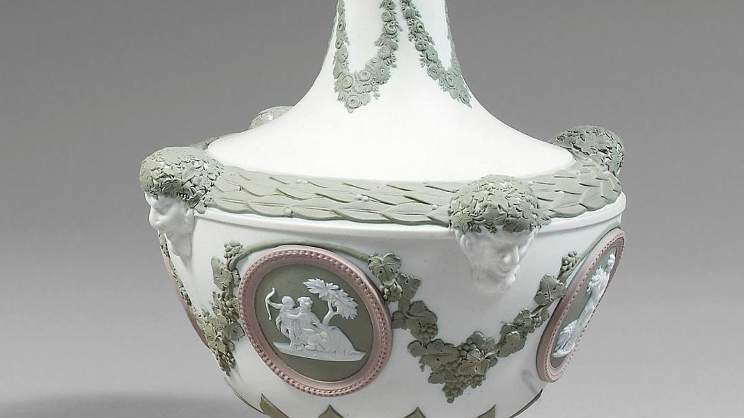 Wedgwood, XIXe siècle, vase couvert à col étroit et piédouche, h. 26 cm. Hôtel Drouot,... W comme Wedgwood