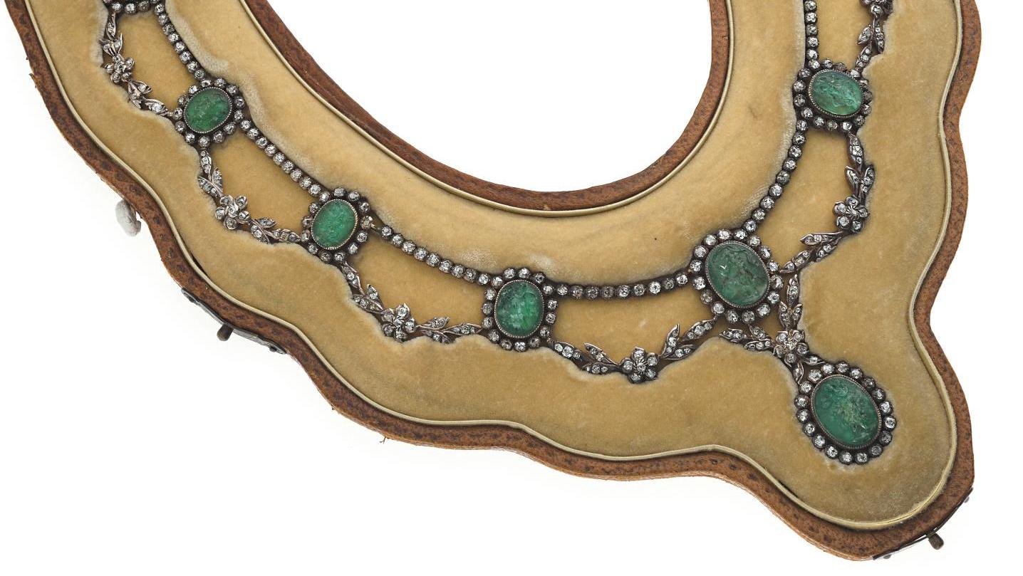 Fin du XIXe siècle. Collier «Draperie» monté sur or rose et argent, diamants taillés... Parures de charme pour soirées fin-de-siècle