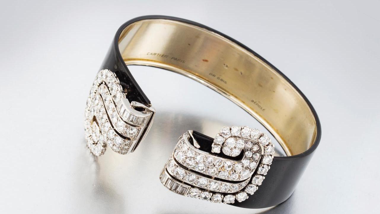 Cartier, Paris, vers 1935, bracelet bandeau ouvrant en or gris laqué noir rehaussé... Précieux bijoux signés Cartier ou Chaumet