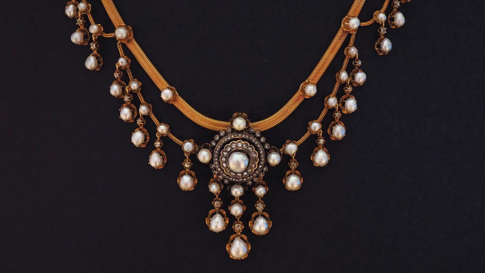 Époque Napoléon III. Collier draperie en or jaune, perles, diamants taillés en rose,... Bijoux d’hier et d’aujourd’hui pour écrin d’exception