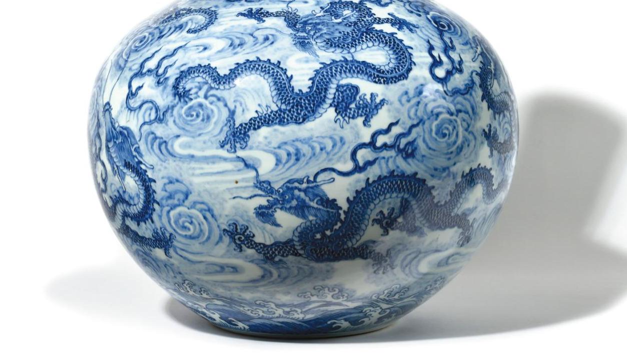 République de Chine. Vase tianqiuping en porcelaine et émaux polychromes, à décor... Un vase chinois dans les nuages
