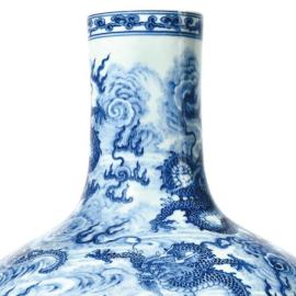 Un vase chinois dans les nuages
