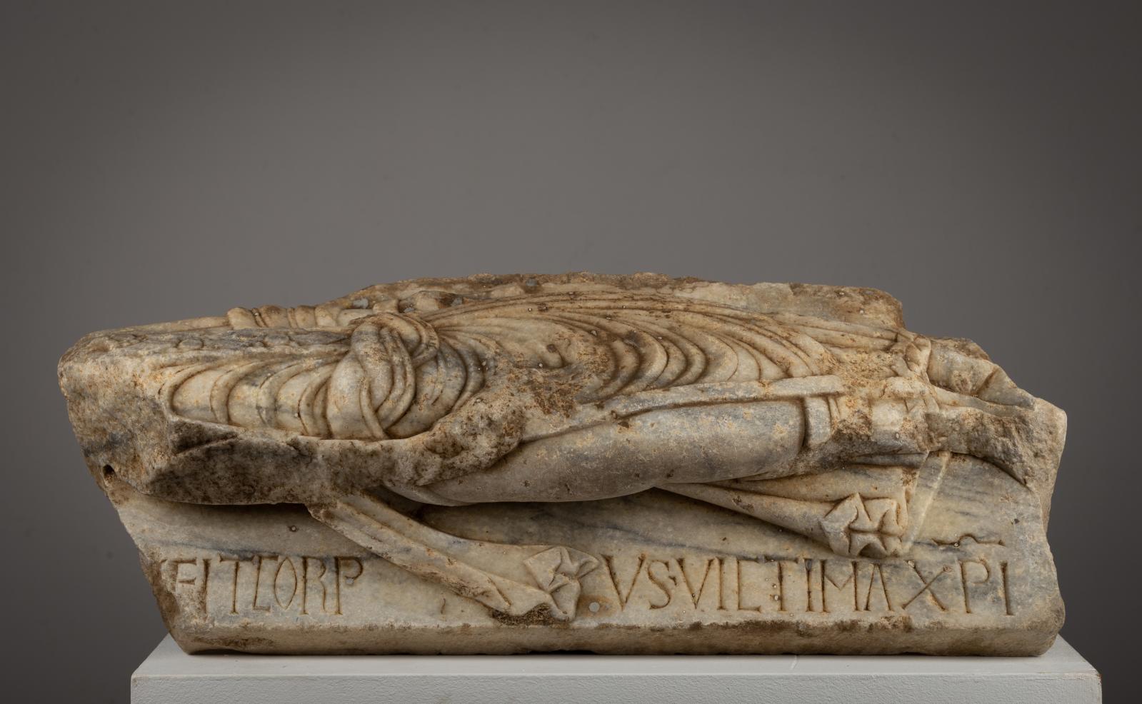 Art roman (XIIe siècle). Figure d'applique en marbre, inscription chrétienne à la base, 77 cm.Adjugé : 129 150 €