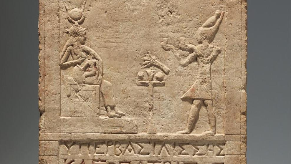 Égypte, probablement Fayoum, époque ptolémaïque, 2 juillet 51 av. J.-C. Stèle cintrée... Le Louvre-Lens célèbre Champollion