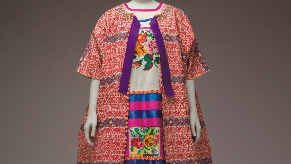Manteau en coton guatémaltèque, huipil mazatèque brodé à la main, rubans de satin. ©... Frida Kahlo au-delà des apparences au palais Galliera
