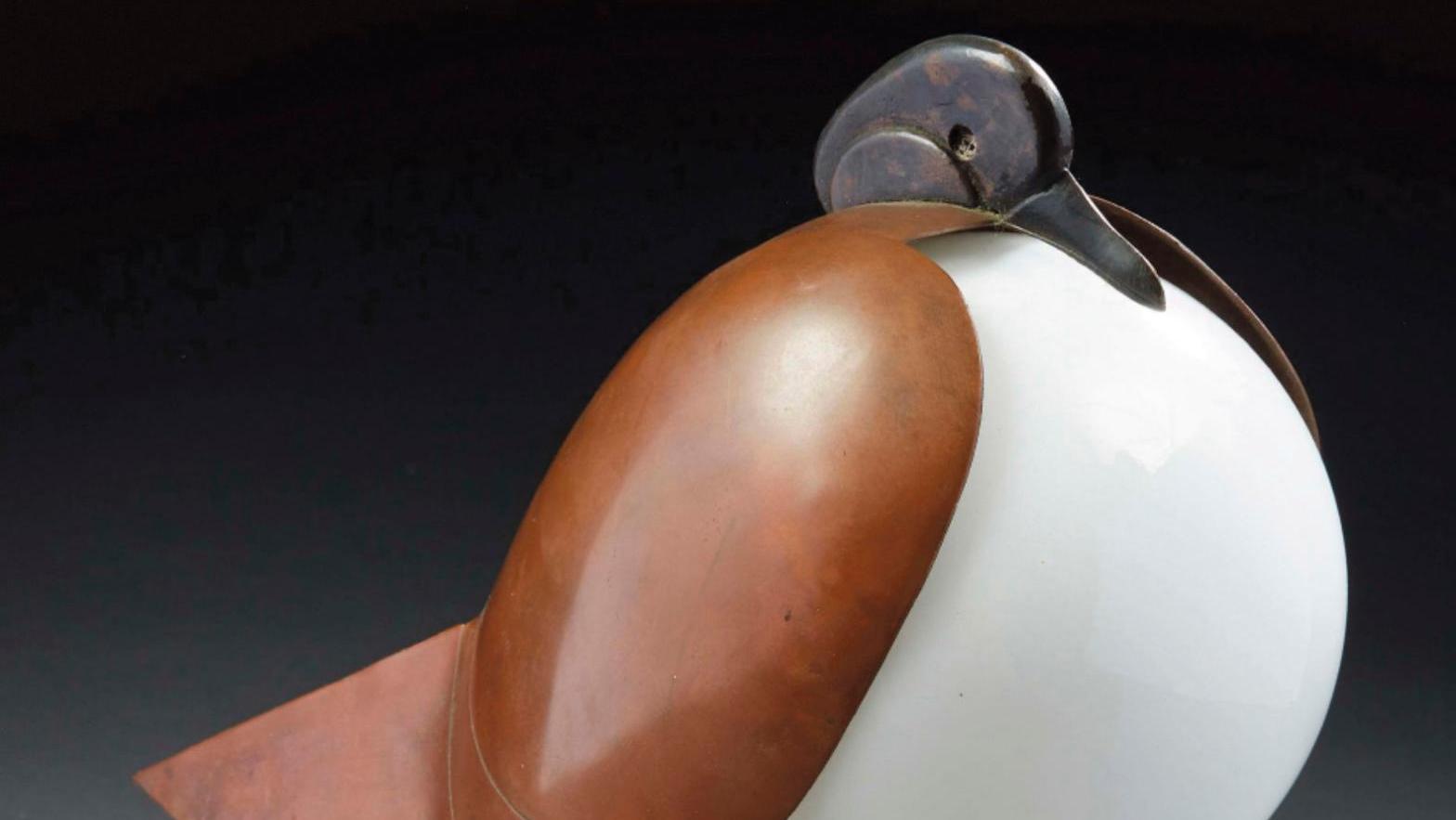 François-Xavier Lalanne (1927-2008), lampe Pigeon en bronze et cuivre patiné enserrant... Atterrissage maîtrisé pour un pigeon de Lalanne