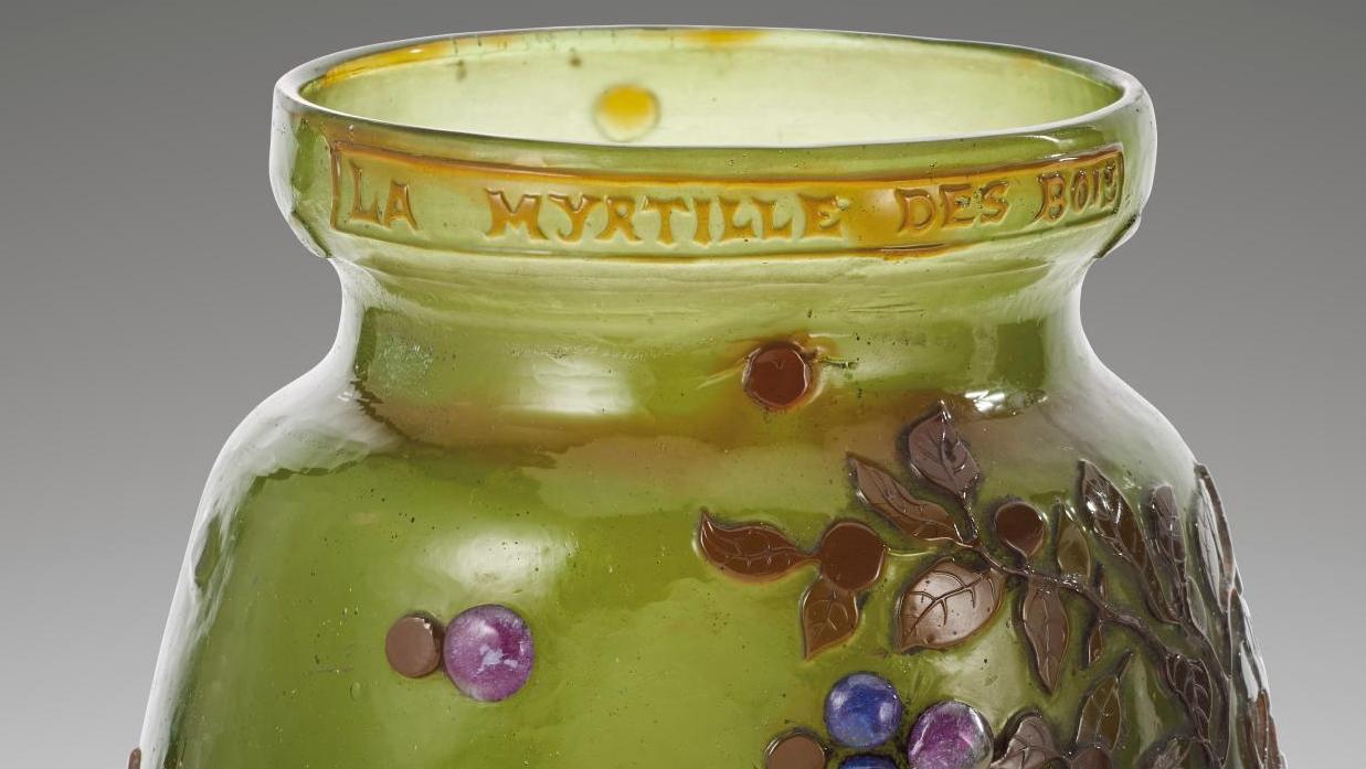 Émile Gallé (1846-1904), vase La Myrtille des bois, verre à couches gravées à l'acide,... À Cannes, un feu d’artifices pour la fin de l’année