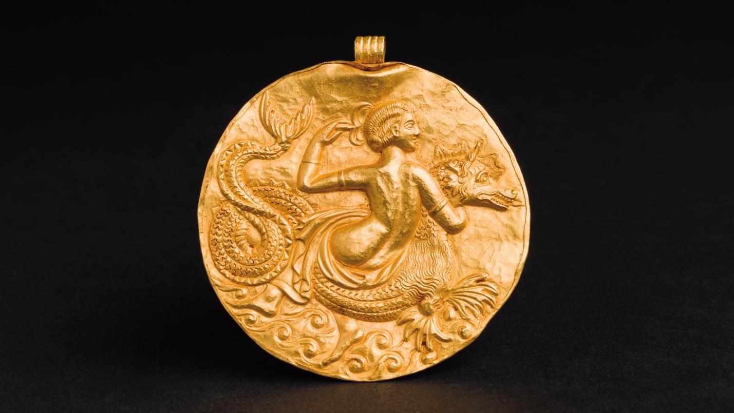 Grèce, époque hellénistique, IIIe siècle av. J.-C., médaillon en or, diamètre : 6,7 cm,... Une Néréide en or