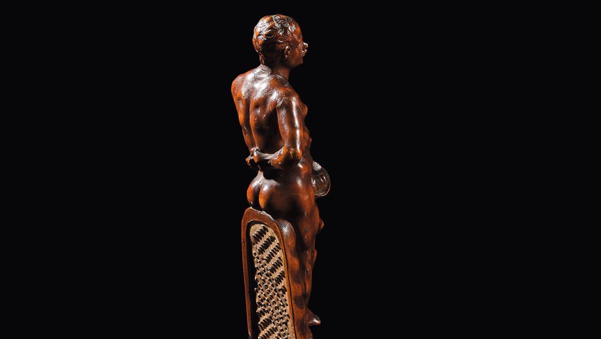 Italie, XVIIIe siècle. Râpe à tabac en bois sculpté représentant un homme nu en contrapposto,... La collection Rullier a du bon tabac
