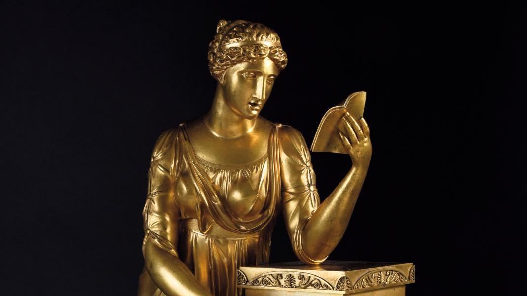 Attribuée à Claude Galle (1759-1815), La Liseuse, pendule en bronze doré toutes faces,... Deux pendules de la collection Talleyrand 