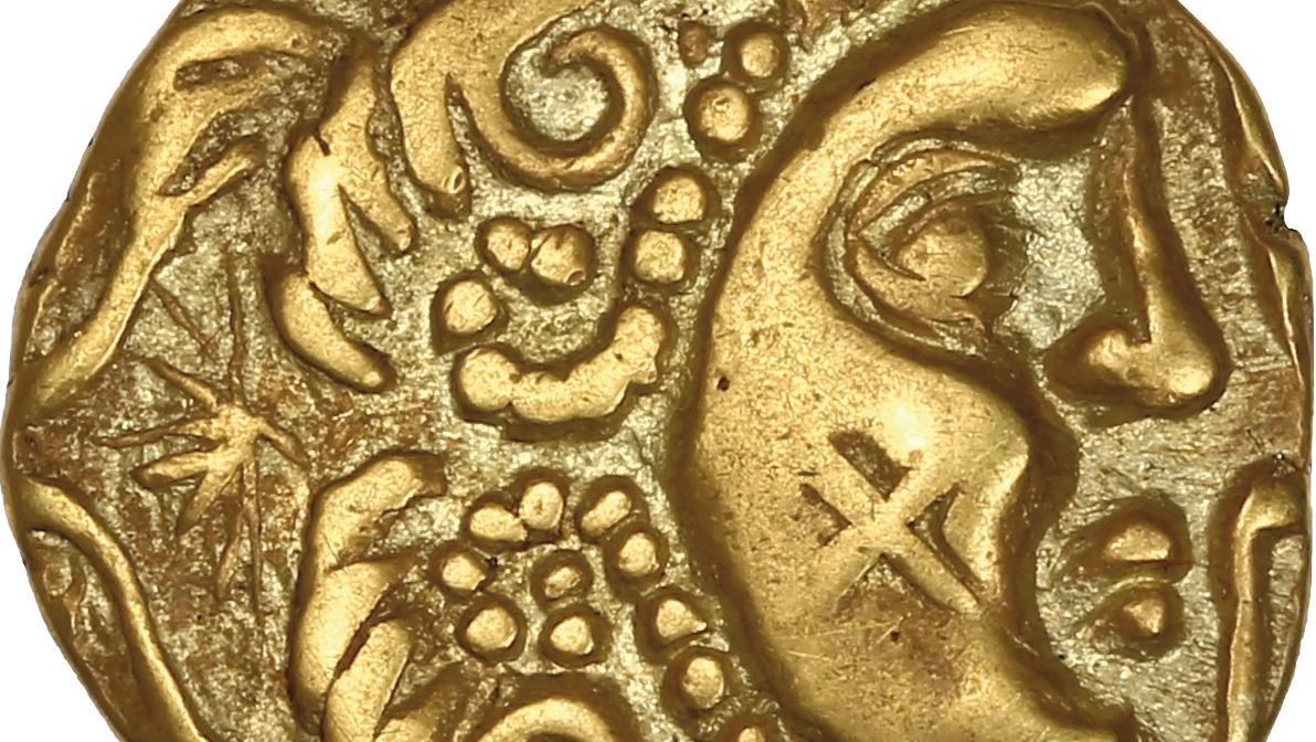 Parisii, région de Paris (Ier siècle av. J.-C.), statère d’or à décor de tête stylisée... Numismatique gauloise 