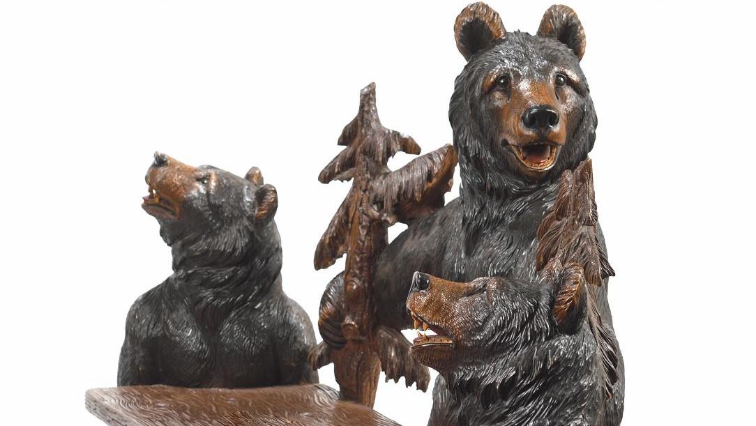 Banc en bois sculpté, peint et patiné, les oursons soutiennent l’assise, le dossier... Des meubles suisses en bois dont on fait des ours…