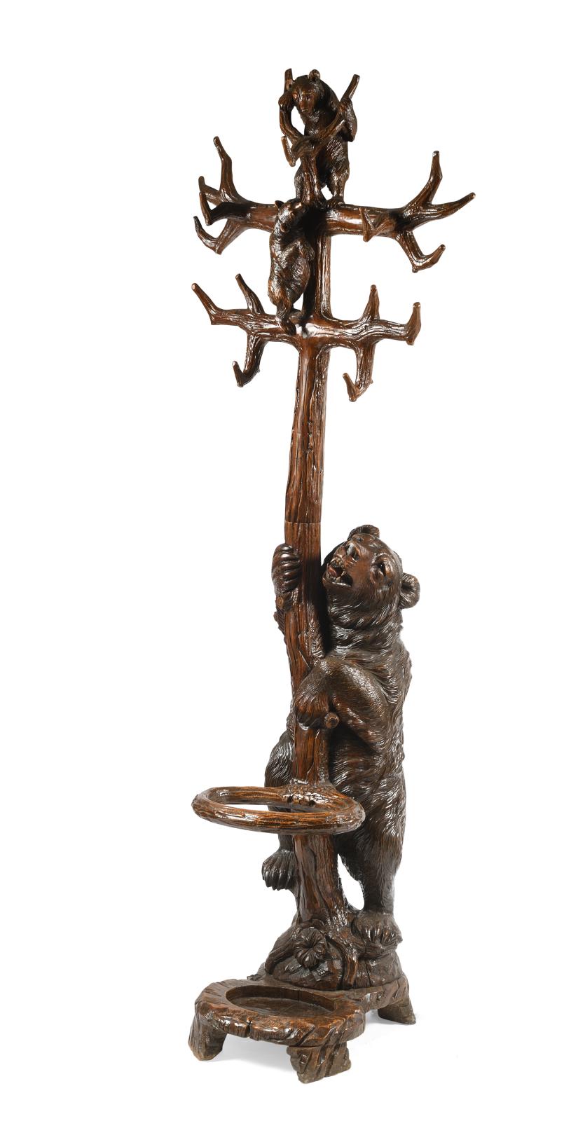 Ours debout en bois sculpté et patiné formant portemanteau et porte-parapluie, tenant une branche sur laquelle deux oursons grimpent, les 
