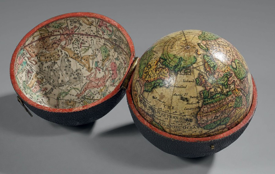 5 250 €. Vers 1735, globe terrestre de poche dans un étui en chagrin noir garni à l’intérieur d’une carte céleste titrée «A Correct Globe with ye new 