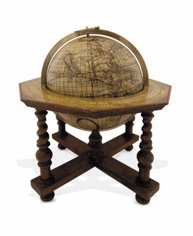 44 030 €. Vers 1693, globe terrestre, par Vincenzo Coronelli, papier imprimé, coloré et verni monté sur une sphère de bois, pied en bois tourné, diam.