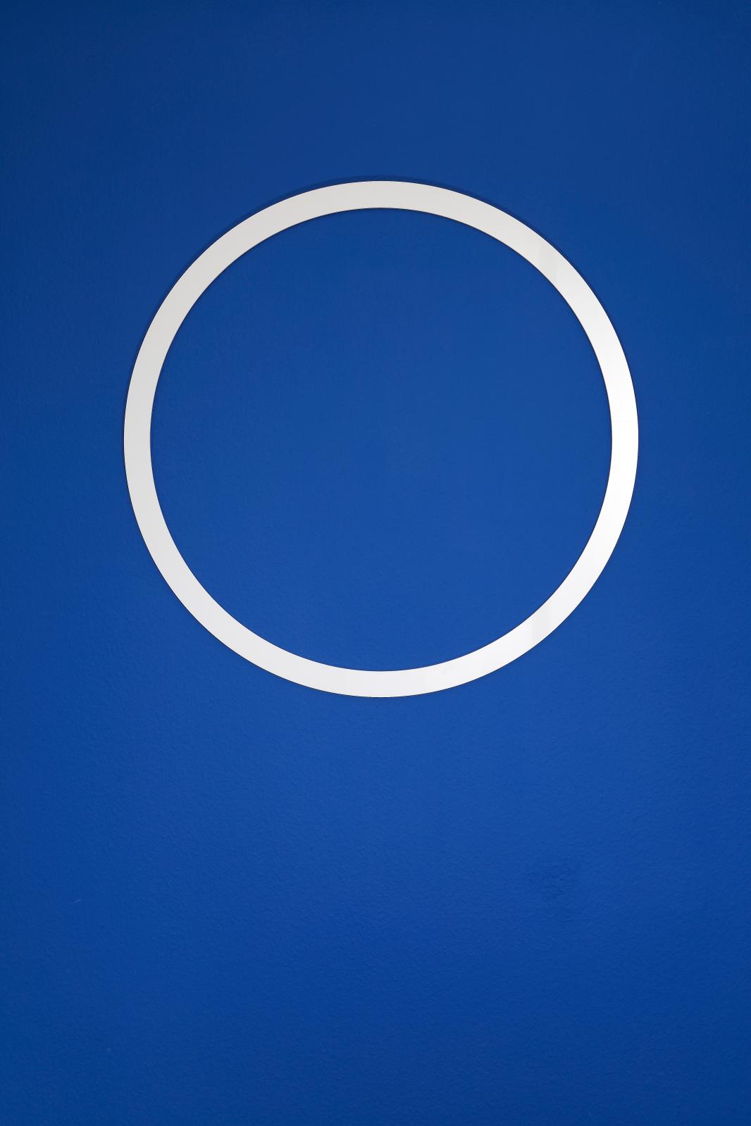 Christophe Viart, Toujours la même histoire, 2012, cercle en PVC, diamètre 100 cm. 