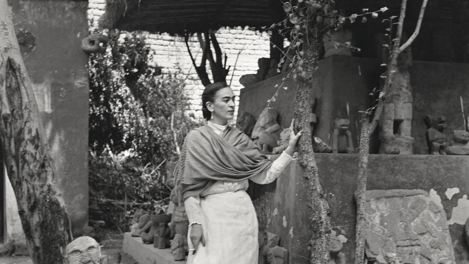 Gisèle Freund, Frida Kahlo dans son jardin, Coyoacán, Mexique, vers 1948. © RMN –... L’Amérique latine selon la photographe Gisèle Freund