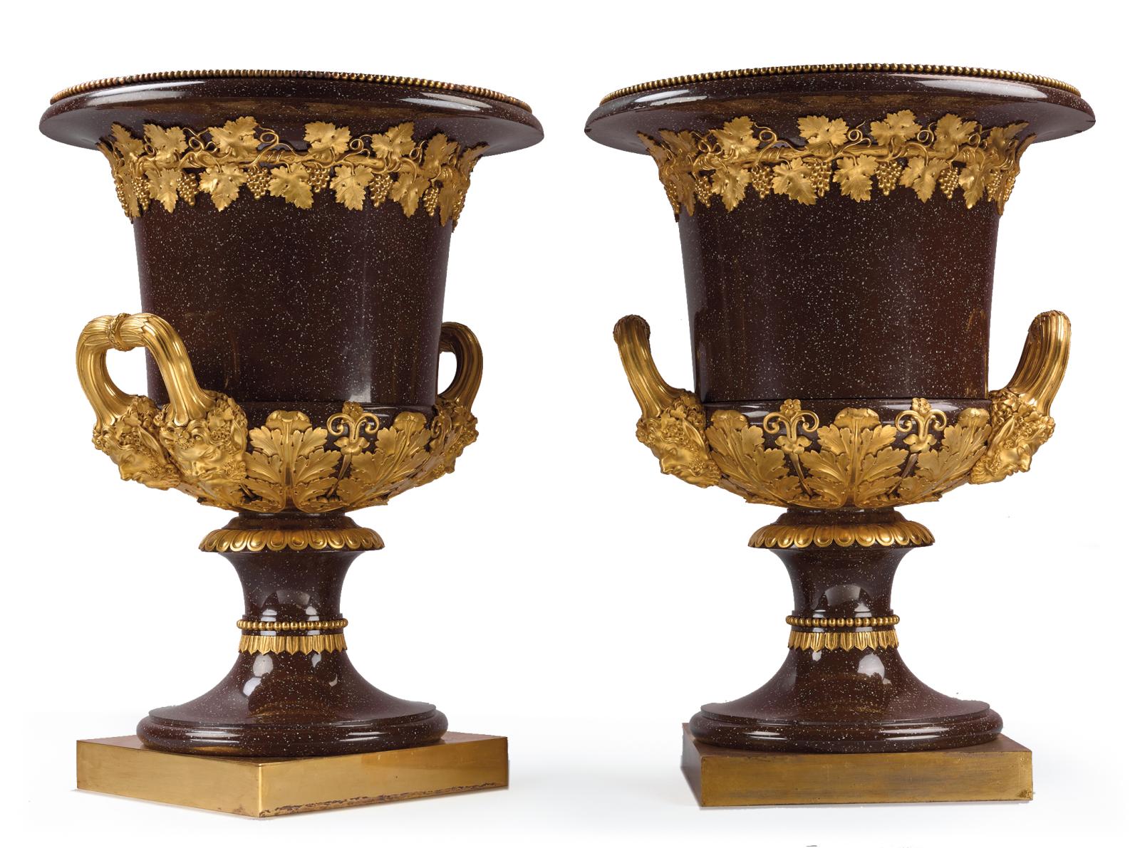 Manufacture Fabry et Utzschneider, paire de vases «Médicis», poterie fine de Sarreguemines, commande de 1810 pour le Garde-Meuble impérial