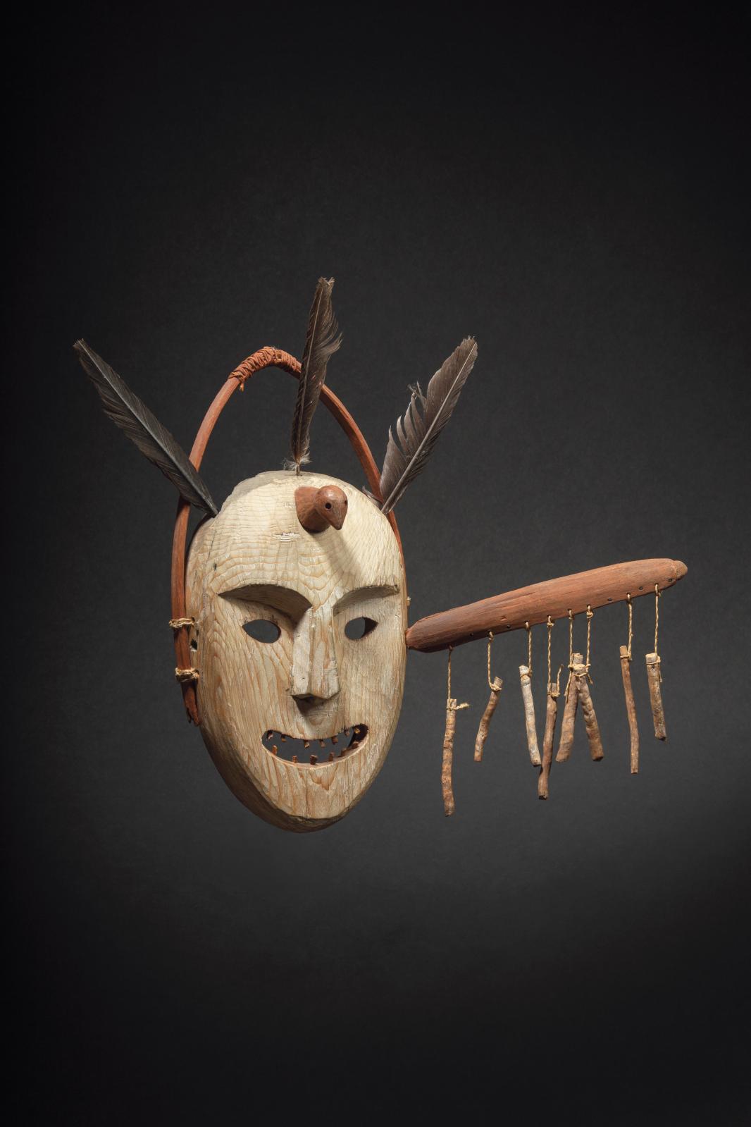 Masque chamanique yup’ik (Eskimo), Bas Yukon, Alaska, XIXe siècle, bois sculpté, plumes et pigments, 29 cm (32 cm avec les plumes). Galeri
