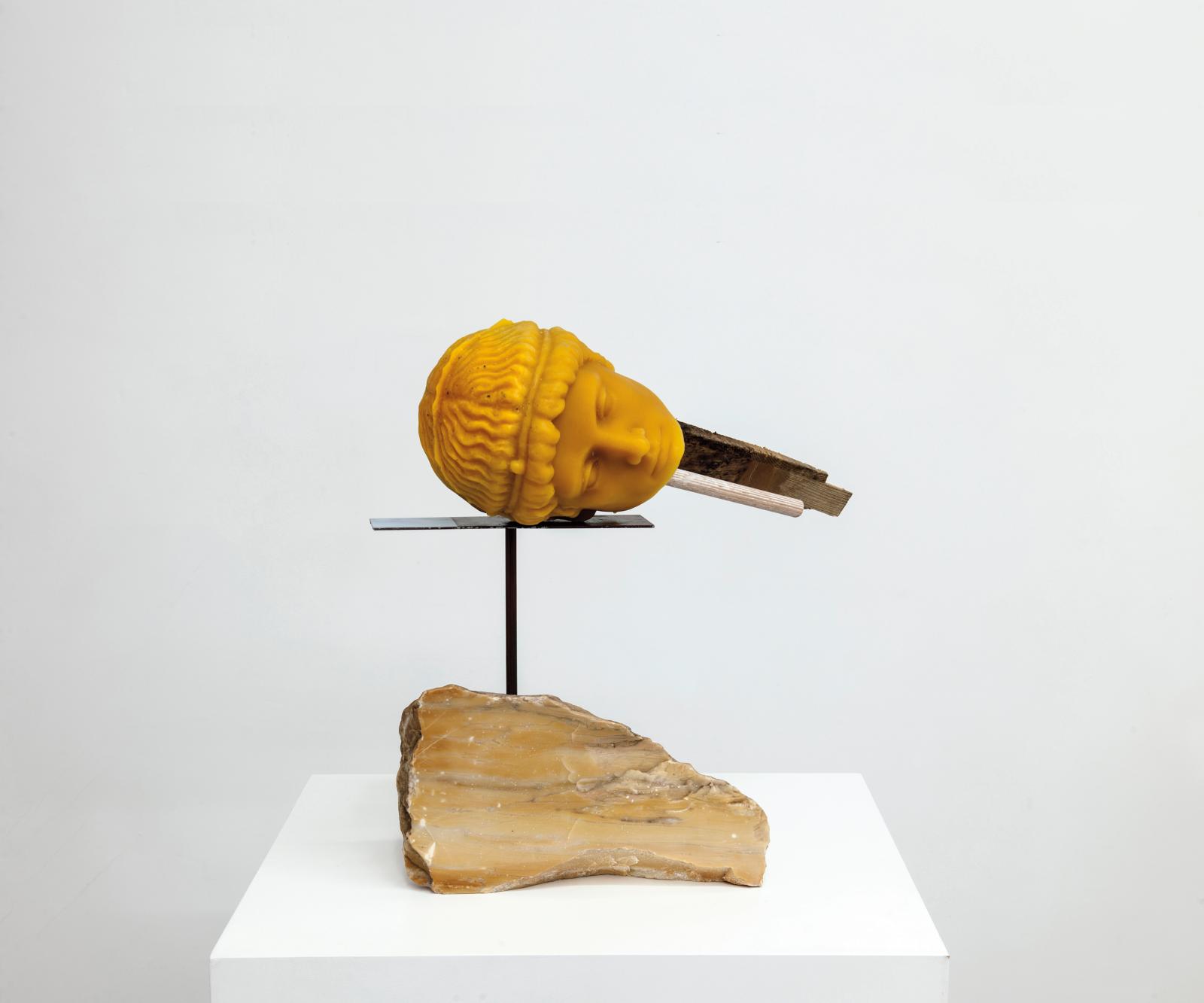 Benoît Maire (né en 1978), Sans titre, 2017, cire, acier, acrylique, bois, marbre, 42 x 36 x 28 cm. 