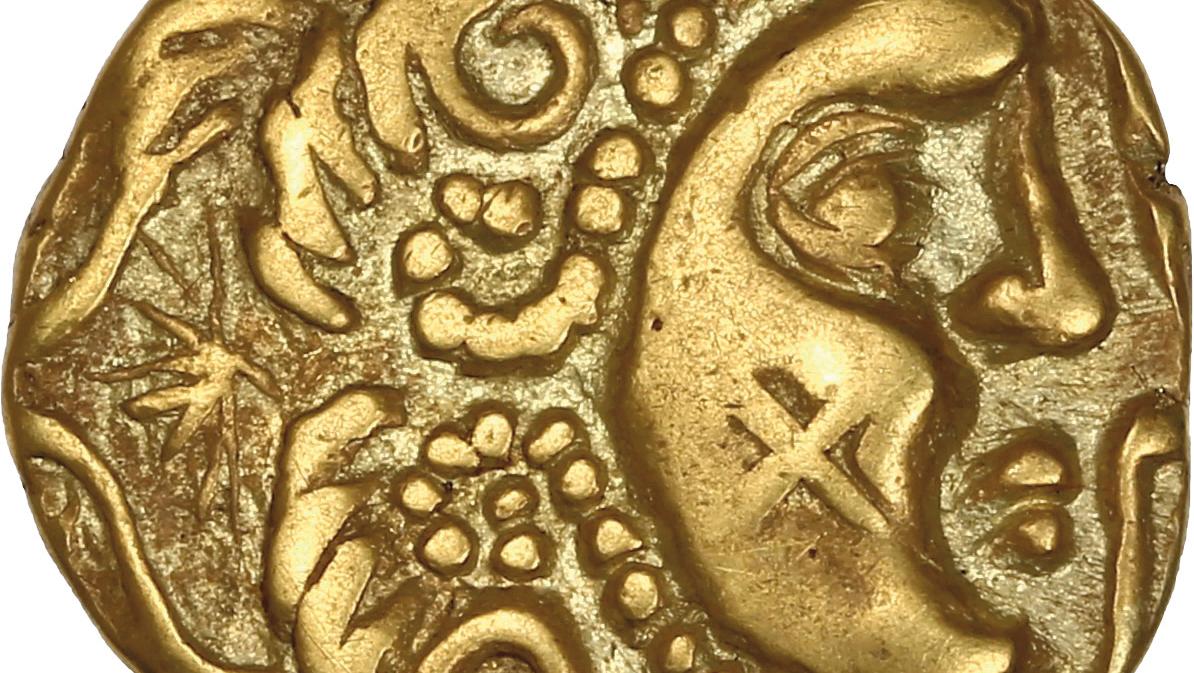 Parisii, région de Paris, Ier siècle av. J.-C. Statère d’or à décor de tête stylisée... Monnaies d'or venues de Gaule 