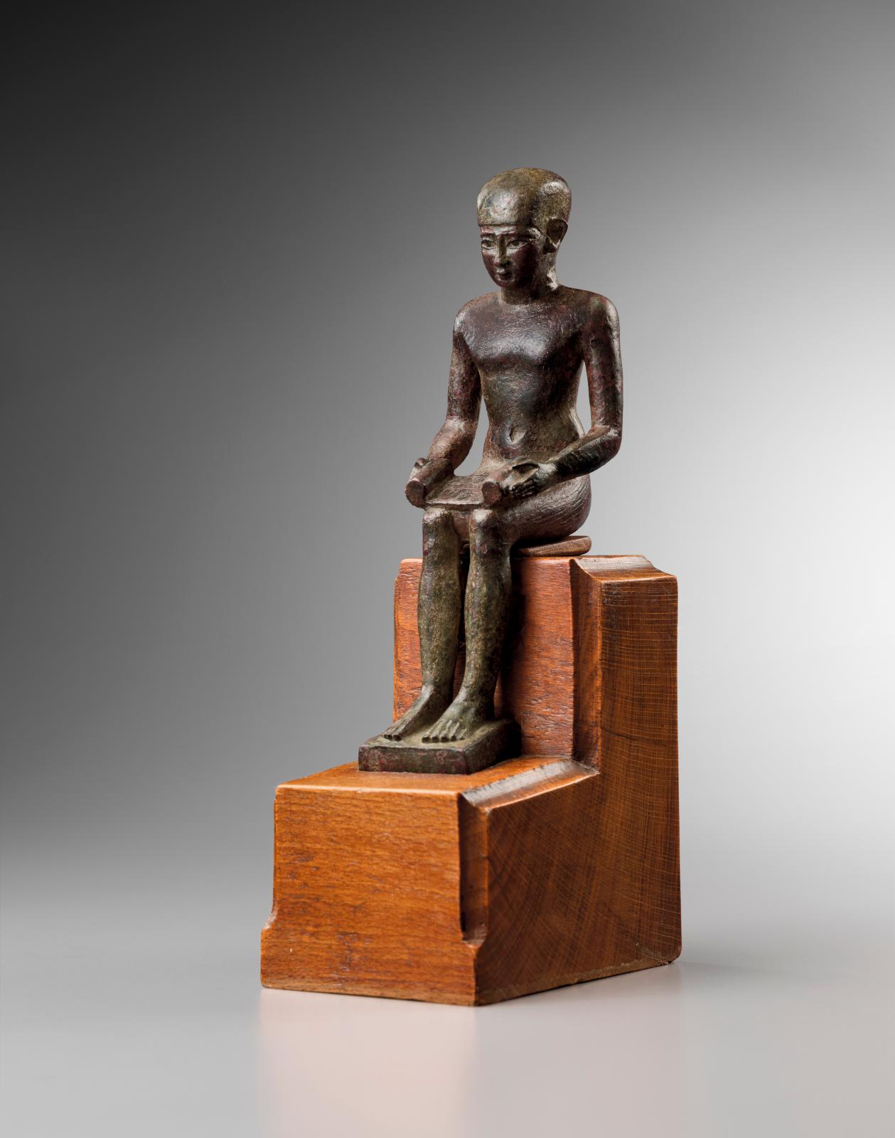 Égypte, Basse Époque, VIIe siècle av. J.-C. Statuette d’Imhotep, bronze, h. 17 cm. 