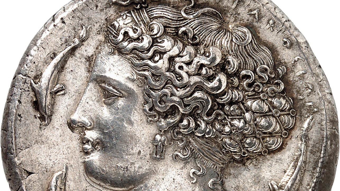 Syracuse (Sicile), vers 405 av. J.-C., décadrachme en argent, signé Kimon, 43,02 g.Estimation... Chef-d’œuvre des monnaies de Syracuse