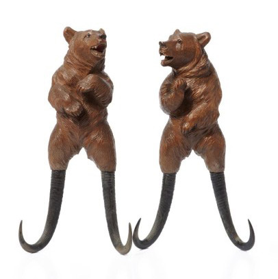 720 €. Travail de la Forêt-Noire. Deux ours en bois sculpté, faisant office de porte-chapeaux, wh. 30 cm. Tours, Hôtel des Ventes Giraudeau, 1er juin 