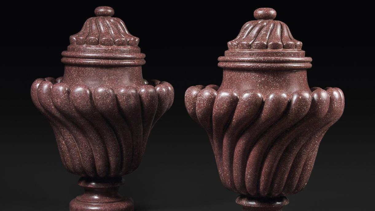 Paire de vases couverts en porphyre d’Égypte. Époque Louis XIV, h. 53, diam. 36 cm.Estimation :... Des vases d'époque Louis XIV en porphyre d'Égypte 
