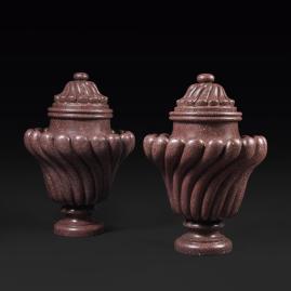 Des vases d'époque Louis XIV en porphyre d'Égypte 