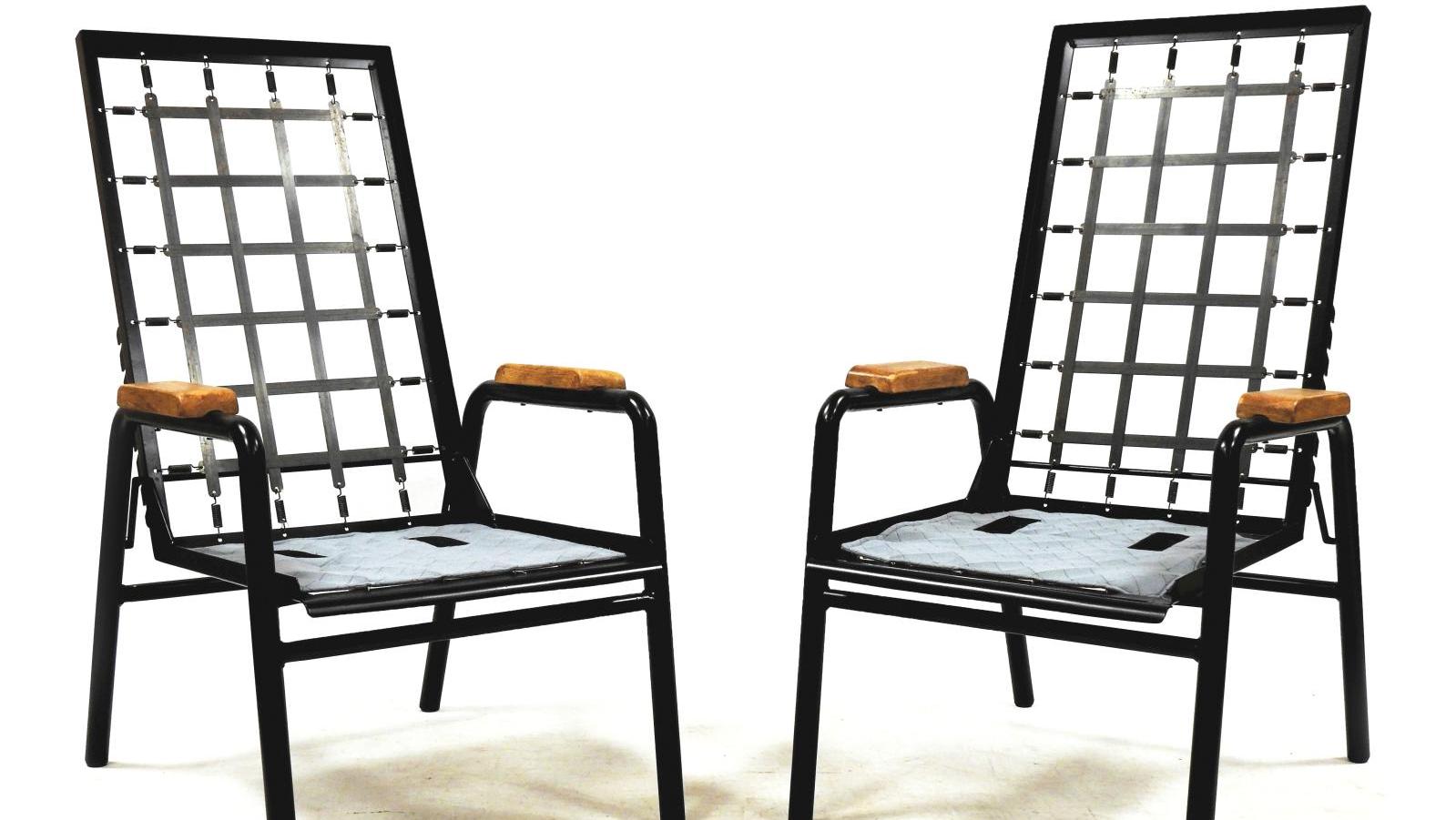 Jean Prouvé (1901-1984), paire de fauteuils inclinables, Ateliers Jean Prouvé, vers 1955,... Ode à la modernité avec Prouvé et Perriand