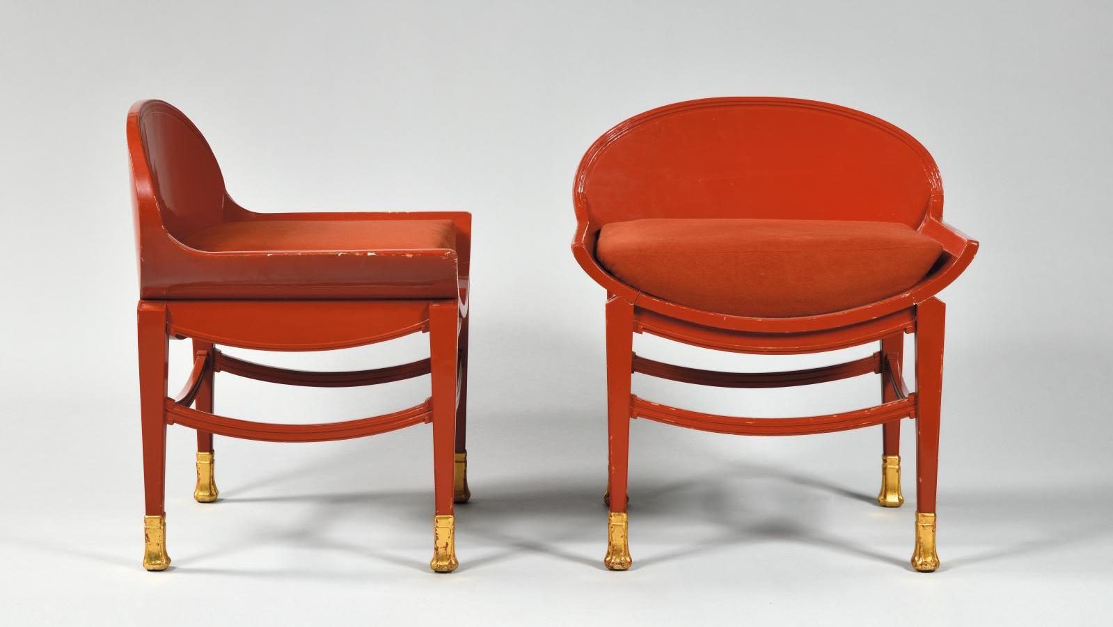 Georges de Feure (1868-1943), paire de sièges en bois mouluré et relaqué rouge bengara,... Rouge couture par Georges de Feure