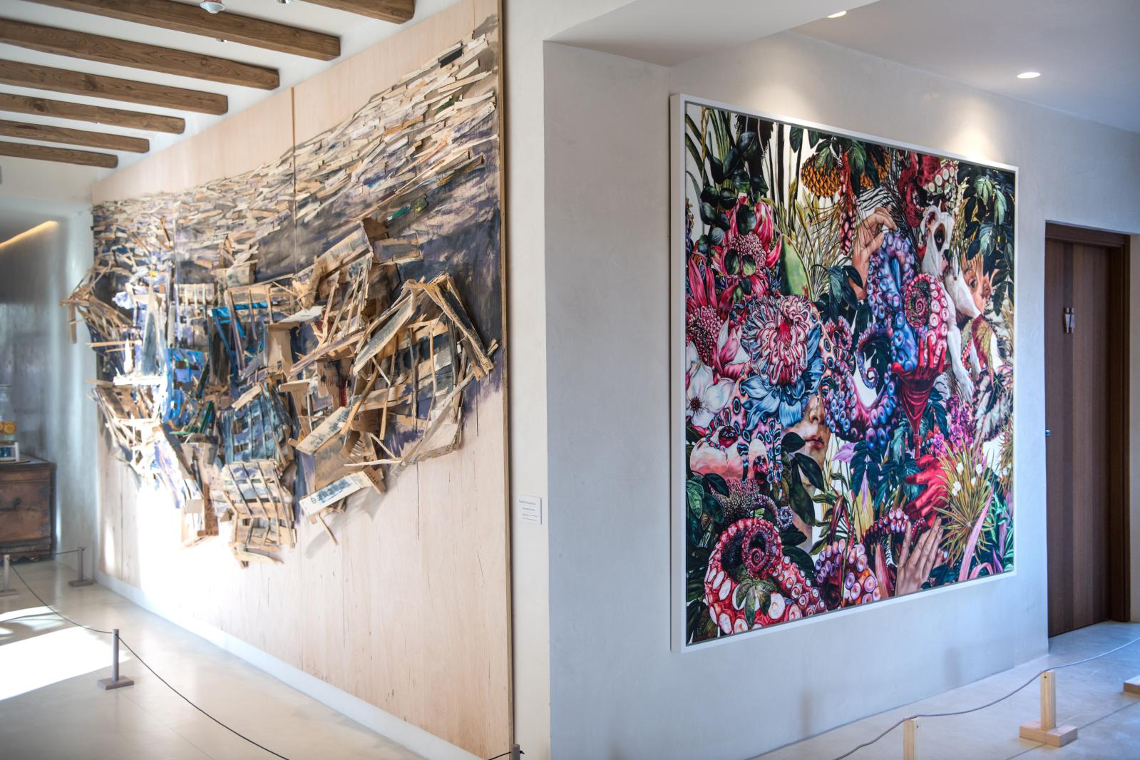 Tadashi Kawamata, Destruction n°29, 2019, maquette en bois, peinture, 250 x 459 x 18 cm. A droite : Naeemeh Kazemi, Untitled, 2022, huile 