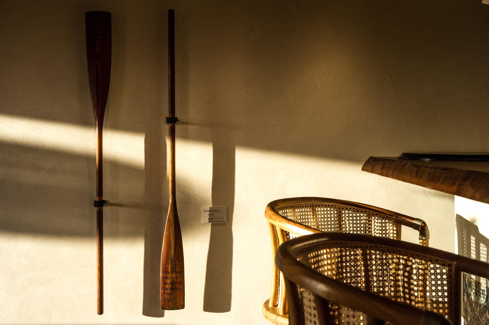 Enrique Ramirez, Row, 2019, rames en bois gravées, caoutchouc, 150 x 12 x 3 cm. Œuvre unique.Courtesy de l’artiste et Hôtel Teranka. Photo