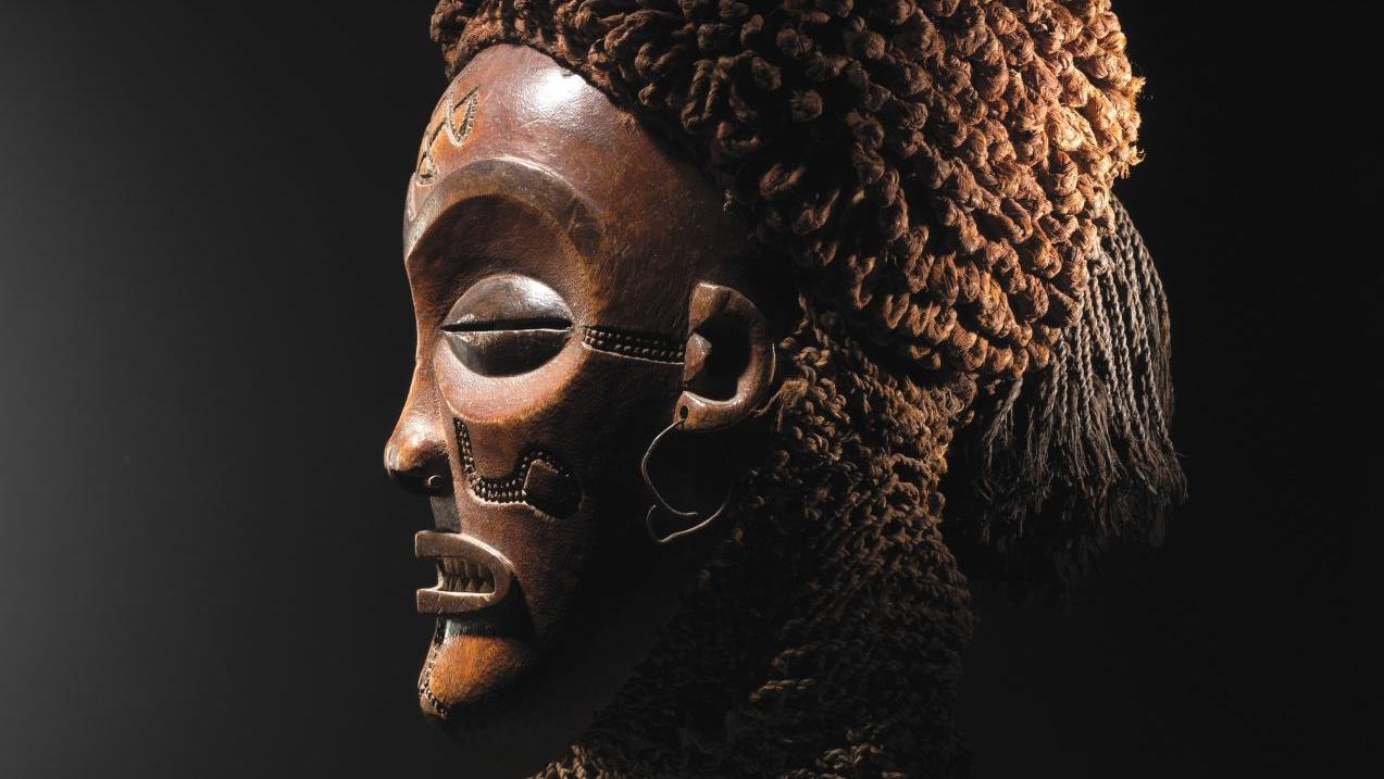 Tchokwé, Angola, masque mwana pwo, bois, fibres, métal, h. 30 cm.Estimation : 30... Un masque pwo pour les femmes