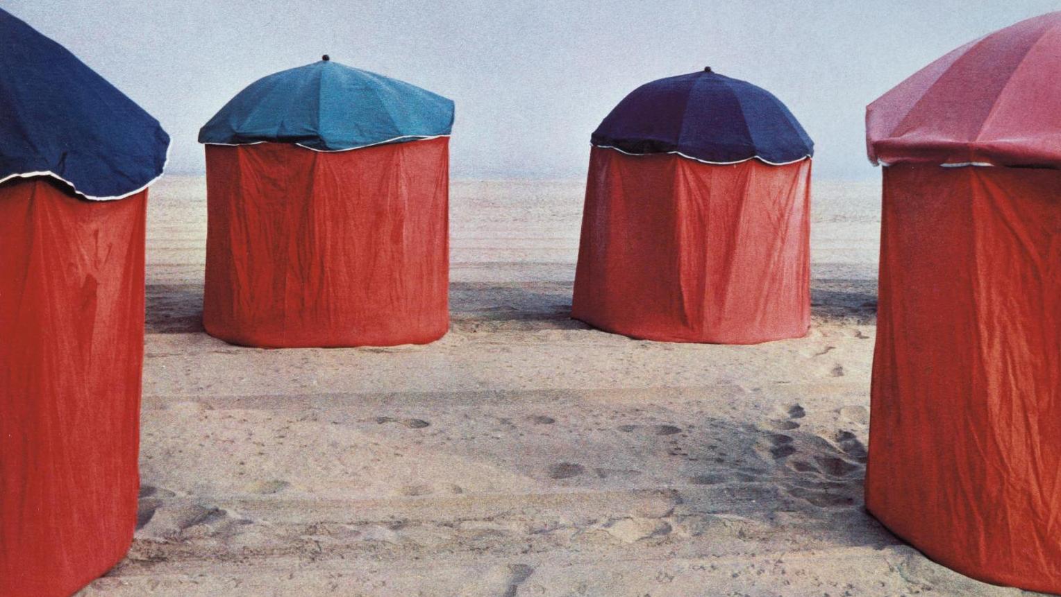John Batho (né en 1939), Quatre parasols rouges et la plage, «Parasols Deauville III»,... La France des années 1970 et 1980