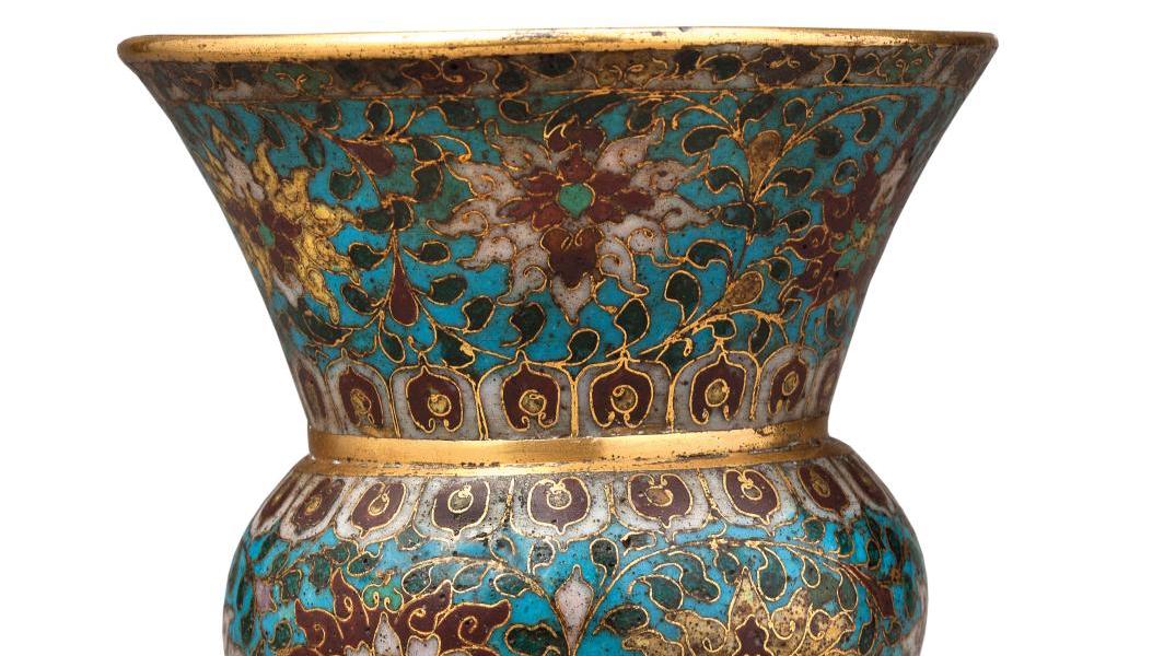 Chine, dynastie Ming, règne de Jingtai (1449-1457). Vase de forme zun en bronze doré... L’aller et retour des émaux cloisonnés