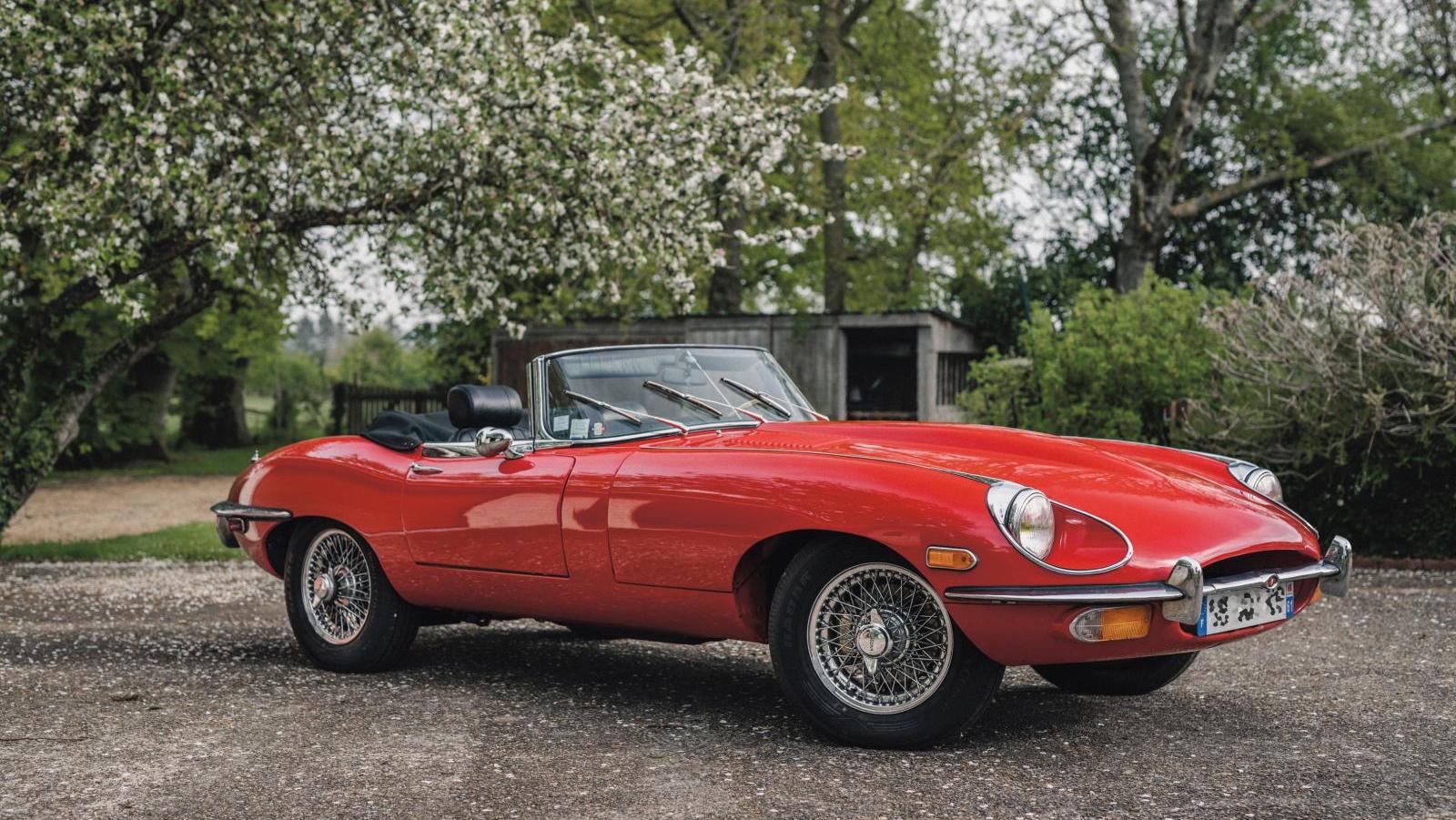Jaguar Type E de 1969, série 2, version américaine, six cylindres en ligne de 4,2 litres.Adjugé... La Jaguar, le bouquet de Lé Phô et un bijou de Lalique 