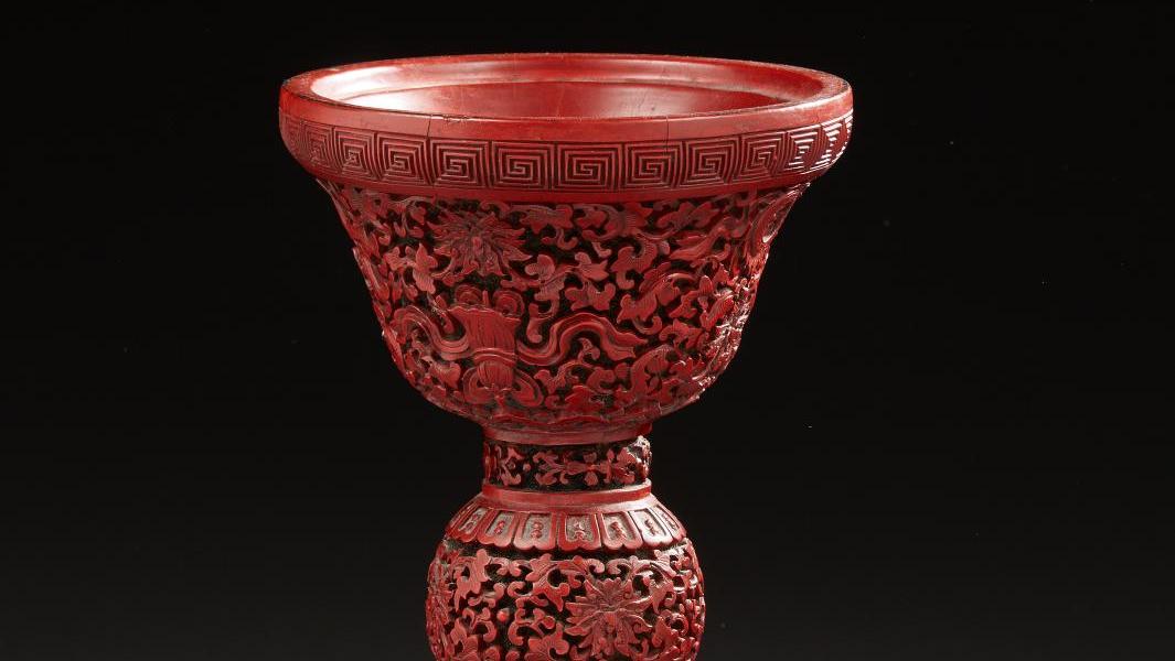 Chine, époque Qianlong (1736-1795).Ciboire ou coupe à vin en bois revêtud’une laque... Le ciboire et la laque cinabre