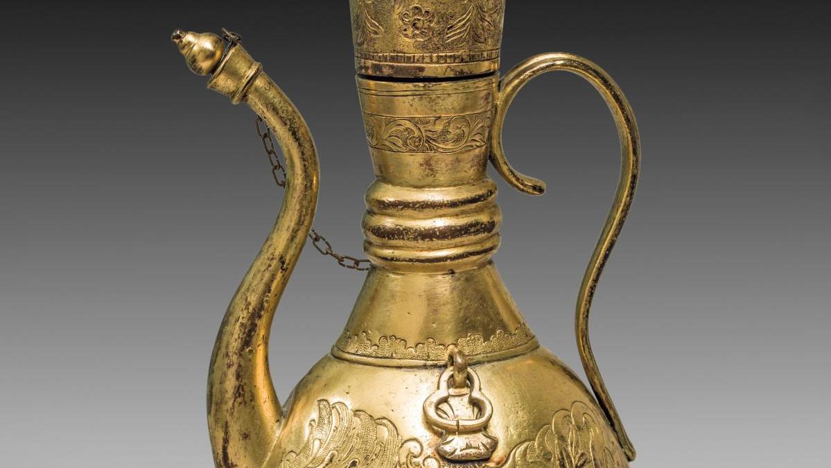 Turquie, art ottoman, XVIIIe siècle. Aiguière en cuivre doré (tombak) piriforme,... Habits d’or pour objets de luxe