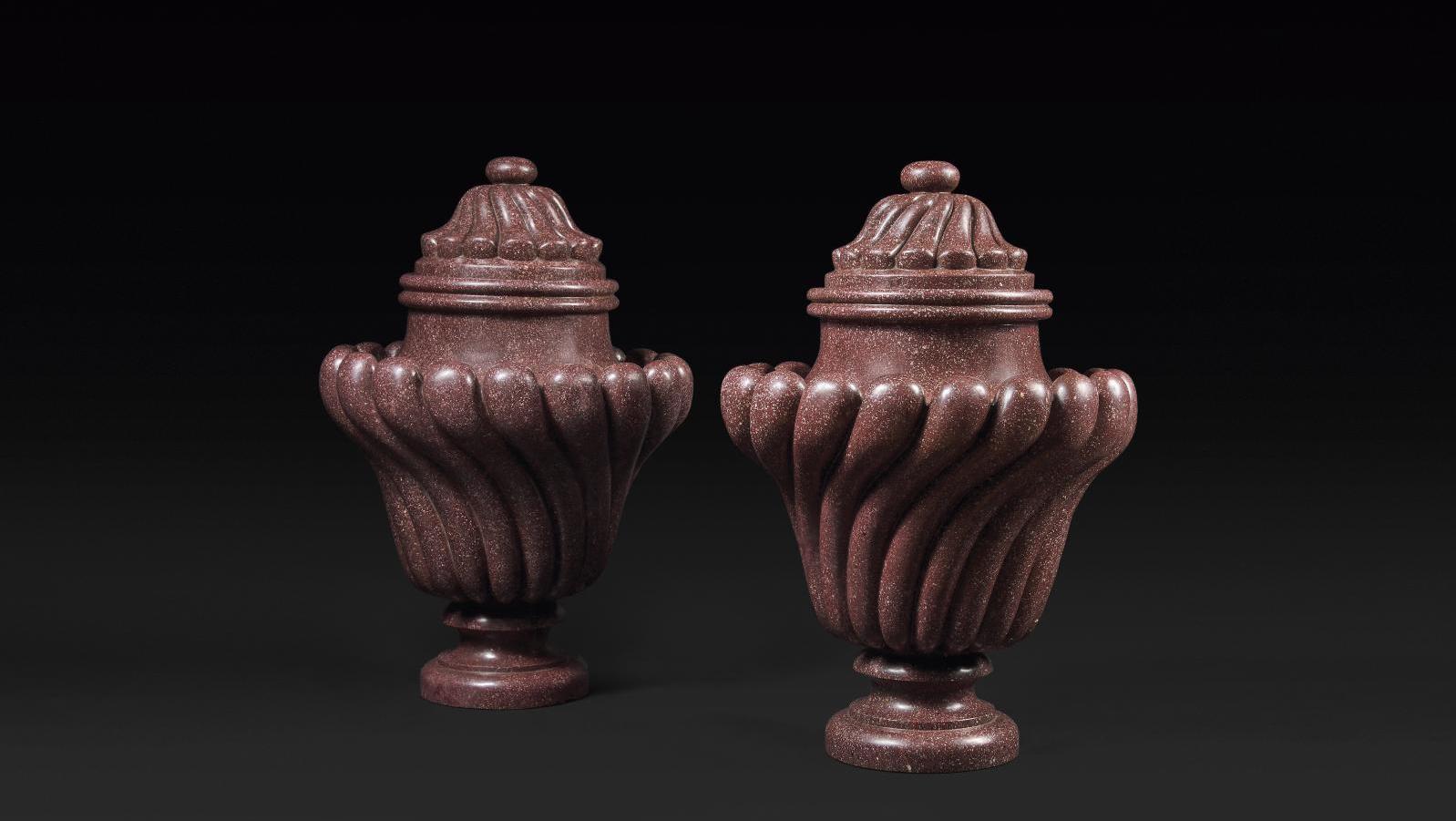 Époque Louis XIV. Paire de vases couverts en porphyre d’Égypte, h. 53, diam. 36 cm.Adjugé :... Une paire de vases Louis XIV en porphyre