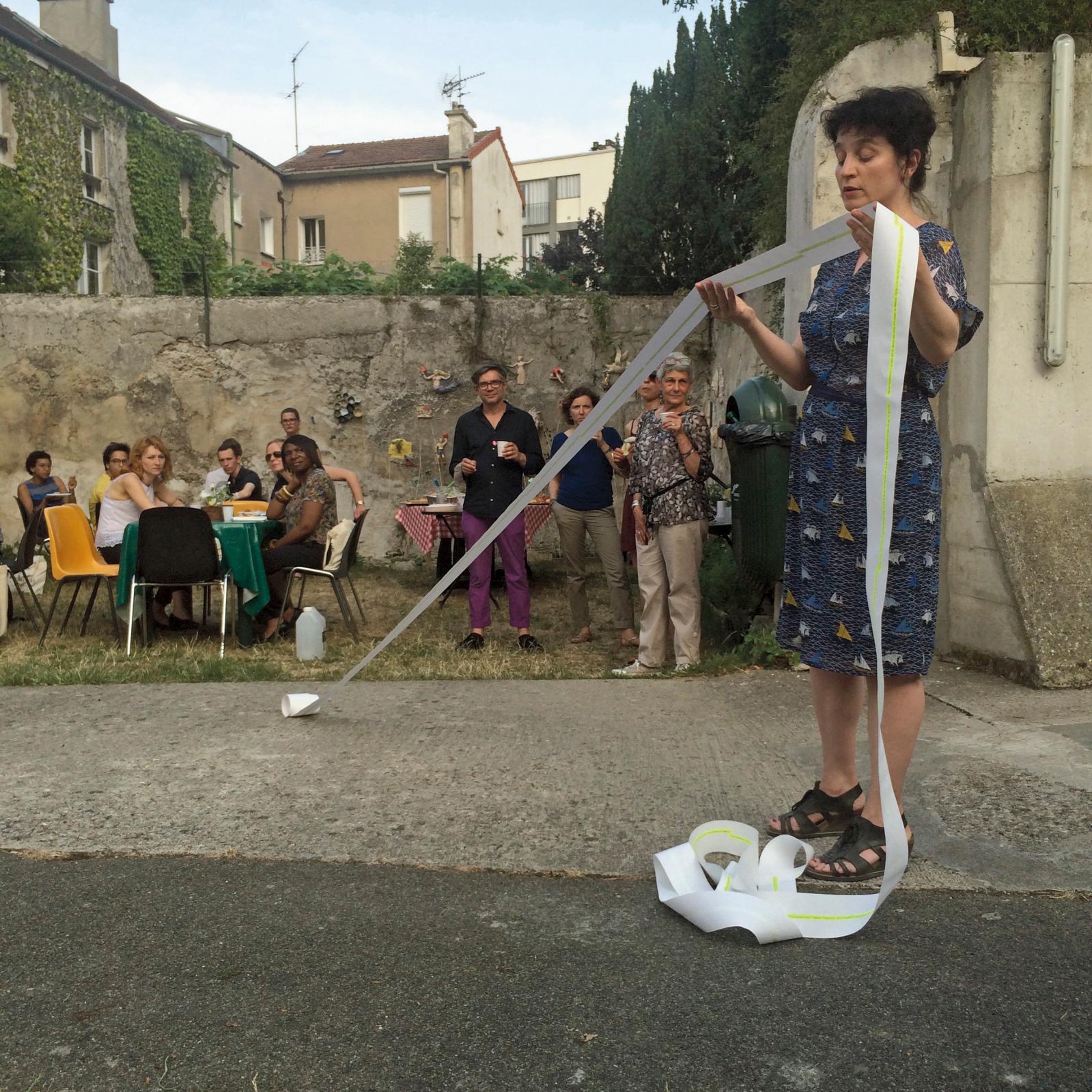 Performance de Barbara Manzetti à la Maison populaire de Montreuil, dans le cadre de TaxiTRAM, Hospitalités 2015. 