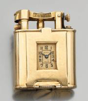 2 925 €. Dunhill, briquet à essence incrusté d’une montre, boîtier carré en or, mouvement mécanique signé Dunhill. Numéroté 737418, vers 1930-1935, 4,