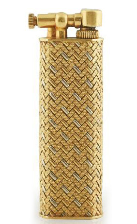 957 €. Chaumet - Dunhill, briquet à gaz en or, trois couleurs tressées à décor de chevron, 62,47 g, dans sa pochette en suédine. Paris, 6 avril 2018. 