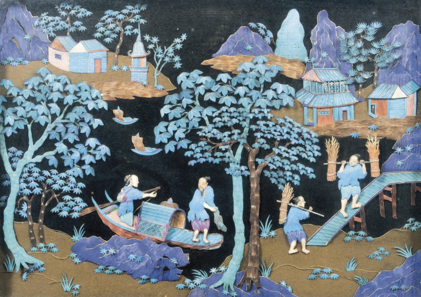 9 920 €. Chine, vers 1900. Panneau décoré d’une scène animée de pêcheurs et de bûcherons, réalisée en plumes de martin-pêcheur sur un fond de feutrine
